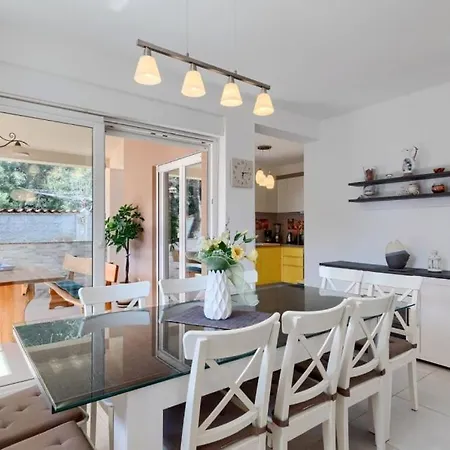 Veronika Ii By Guide Vila Vinkuran